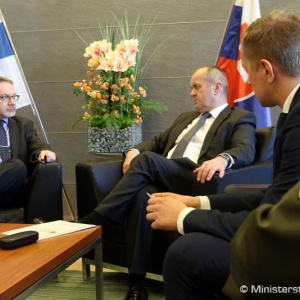 Minister obrany Peter Gajdoš rokoval s fínskym veľvyslancom Jukkom Pesolom