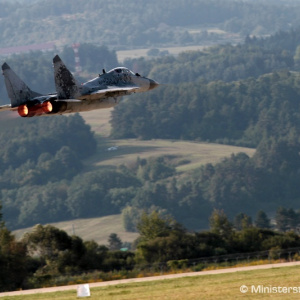 Rezort obrany odporučí vláde pokračovať v prevádzke lietadiel MiG-29 až do doby dodania stíhacích lietadiel F-16
