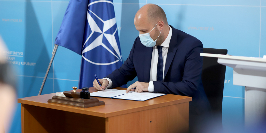 Minister J. Naď pri podpise zmluvy