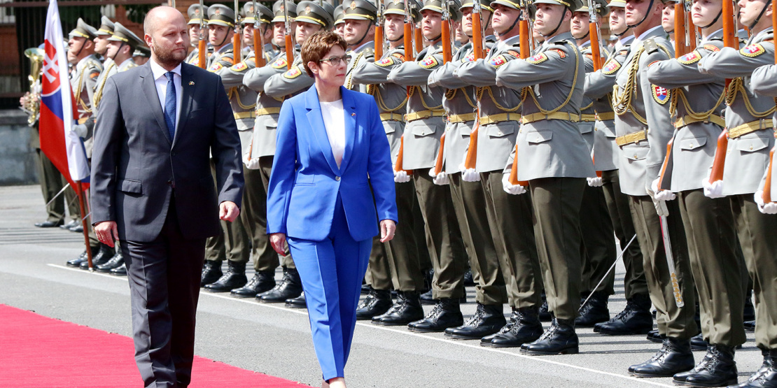 Ministerka obrany Spolkovej republiky Nemecko a minister obrany Slovenskej republiky - plné pocty