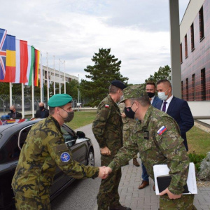 Privítanie delegácie pred budovou NFIU