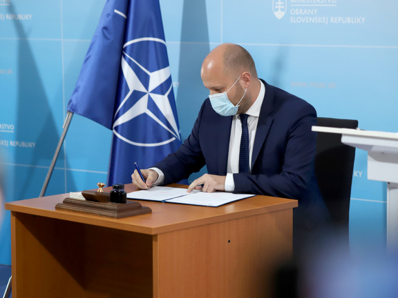 Ilustračný záber ministra obrany pri podpise dokumentov