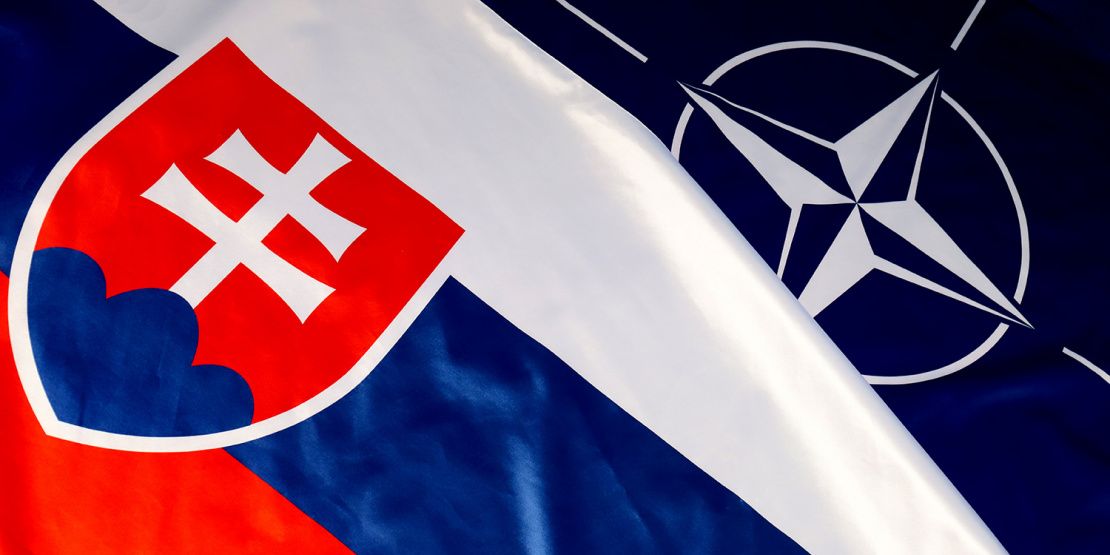Ilustračný záber na zástavy SR a NATO