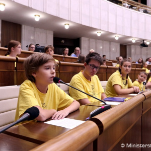 Minister Gajdoš čelil otázkam detí z poslaneckých lavíc