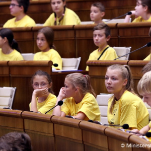 Minister Gajdoš čelil otázkam detí z poslaneckých lavíc