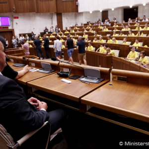 Minister Gajdoš čelil otázkam detí z poslaneckých lavíc