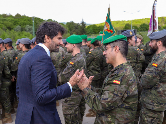 Minister obrany sa rozpráva so španielskym vojakom