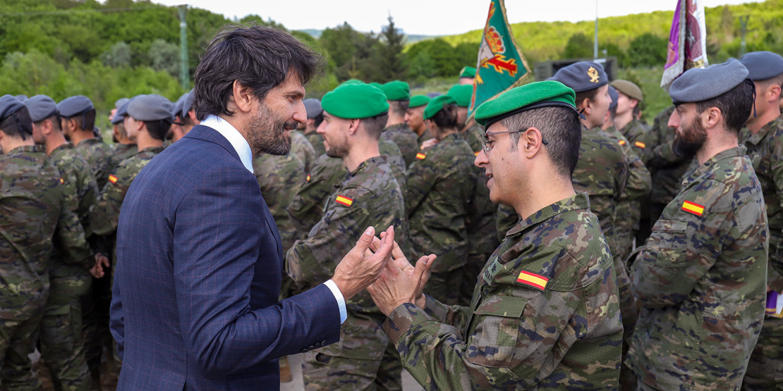 Minister obrany sa rozpráva so španielskym vojakom