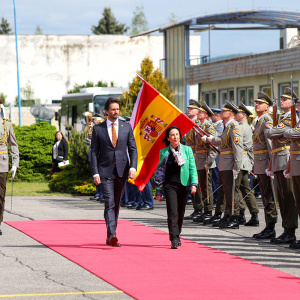 Ministri obrany kráčajú pred jednotkami