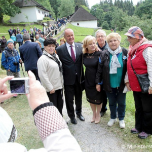 Minister Gajdoš si uctil pamiatku obetí vypálenej obce Kalište