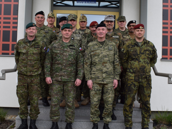 Delegácia gen. Tretinjaka a príslušníci NFIU SVK počas jeho návštevy