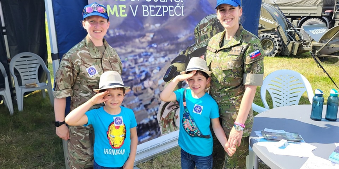 Slovenská a britská príslušníčka NFIU SVK s návštevníkmi