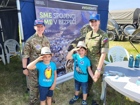 Slovenská a britská príslušníčka NFIU SVK s návštevníkmi