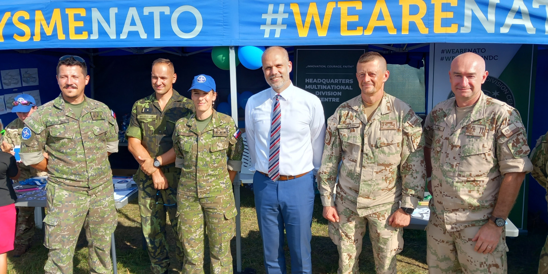Príslušníci NFIU SVK a HQ MND-C s ministrom obrany