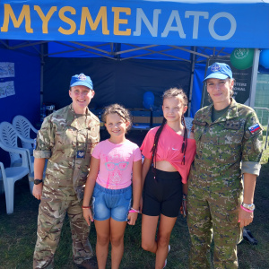 Príslušníčky NFIU SVK s návštevníkmi