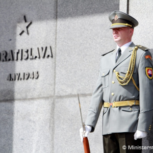 Minister obrany Peter Gajdoš a štátny tajomník Ivan Máčovský si pripomenuli 71. výročie oslobodenia Bratislavy