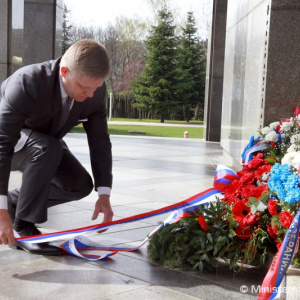 Minister obrany Peter Gajdoš a štátny tajomník Ivan Máčovský si pripomenuli 71. výročie oslobodenia Bratislavy