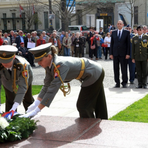 Minister obrany Peter Gajdoš a štátny tajomník Ivan Máčovský si pripomenuli 71. výročie oslobodenia Bratislavy