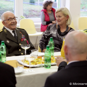 Minister obrany P. Gajdoš zagratuloval generálmajorovi Šedivému k 95. narodeninám