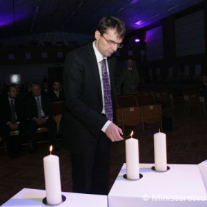 Minister obrany Ľubomír Galko zapaľuje symbolické sviece za  padlých v misiách a operáciách