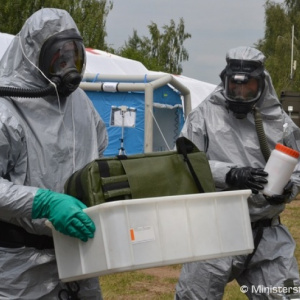 Potenciálne nebezpečný biologický materiál sa pripravuje na transport