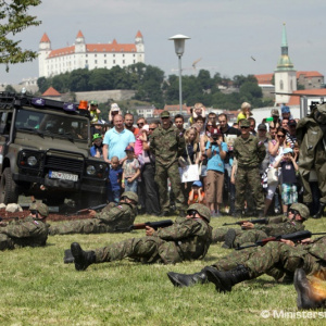 Na petržalskej strane Dunaja sa dnes strieľalo. Zásah sledovali tisícky ľudí.