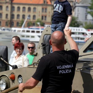 Na petržalskej strane Dunaja sa dnes strieľalo. Zásah sledovali tisícky ľudí.