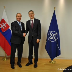 Generálny tajomník NATO J. Stoltenberg ocenil doterajšiu pomoc OS SR Ukrajine