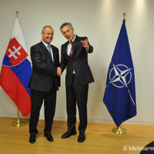 Generálny tajomník NATO J. Stoltenberg ocenil doterajšiu pomoc OS SR Ukrajine