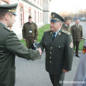 na foto kpt. Roman Palik (SVK) víta generála Bulíka v Centre výnimočnosti